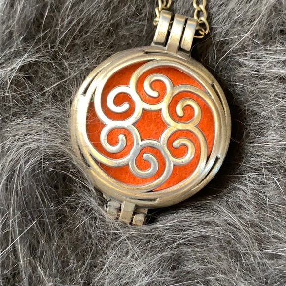 Aromatherapy Essential Oil Diffuser Locket - Picture 1 of 2